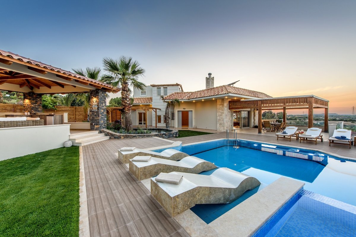Villa Belle Helene, 4 bedrooms, pool, Jacuzzi gallery image 4