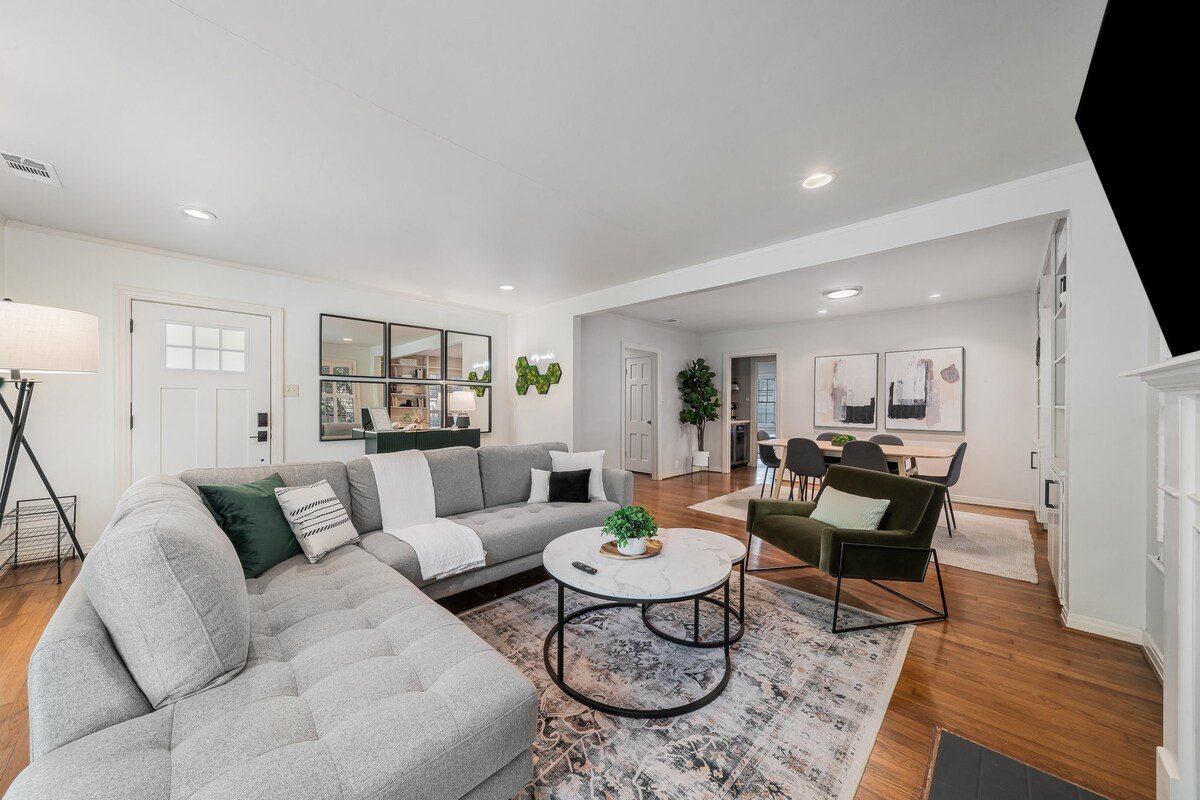 Sunset House – Luxury Pool and Hot Tub Retreat gallery image 3