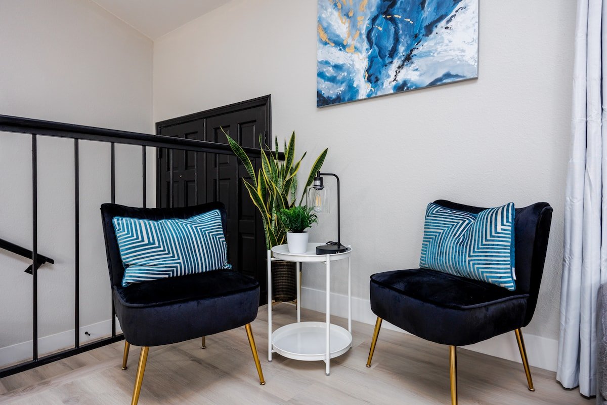 Modern Upscale Vegas Oasis Home w/Sparkling Pool gallery image 5