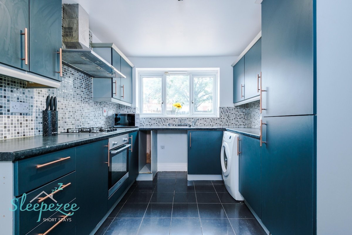 The Caspian/6BR/Sleeps 12/FreeParking/North Mcr/M9 gallery image 5