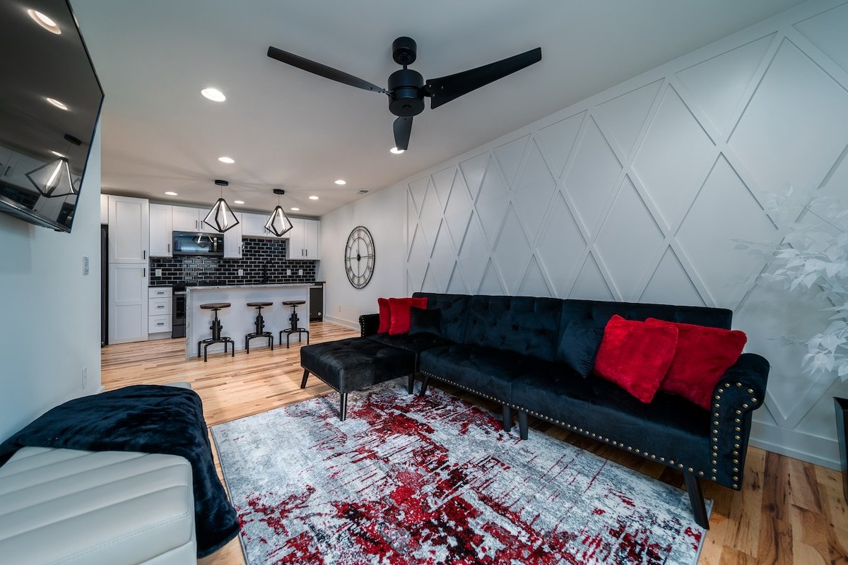 ROOFTOP HOT-TUB WITH DOWNTOWN VIEWS #2 gallery image 4