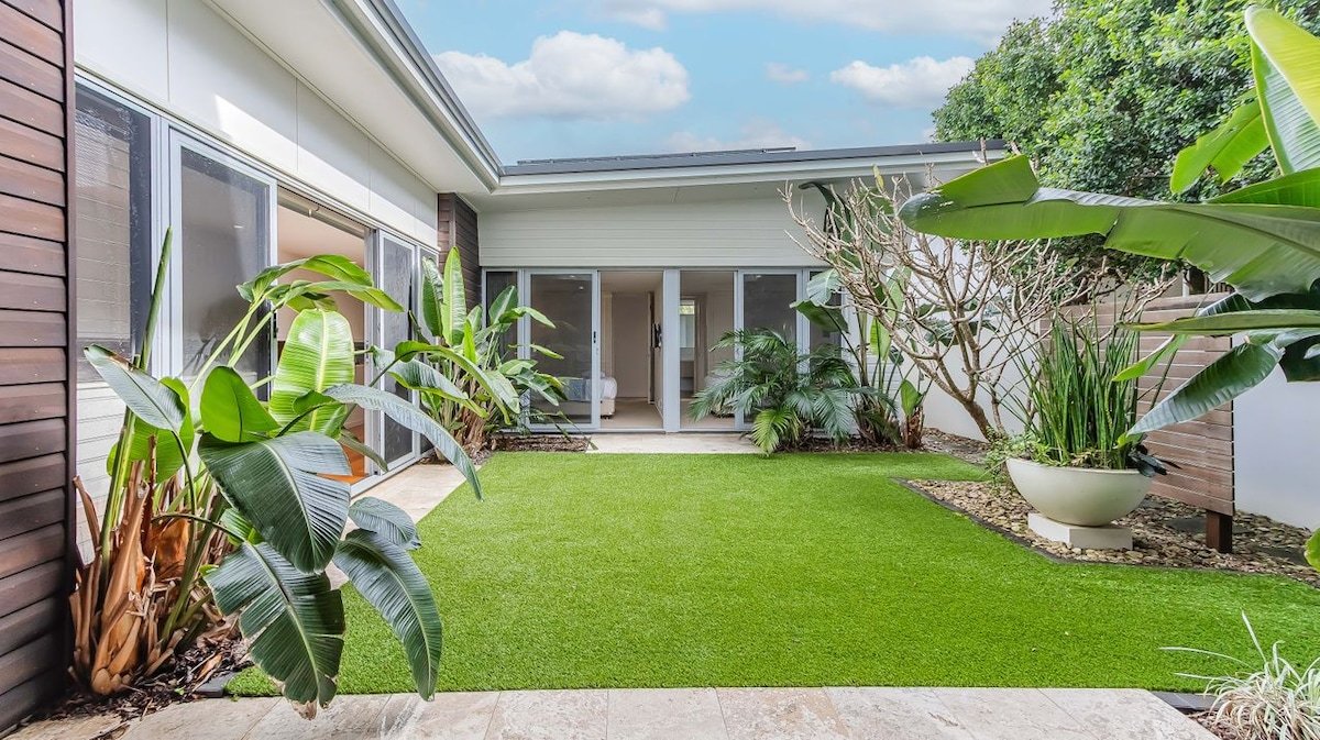 The Beach House -Nth Point Ave- Beachfront home gallery image 4