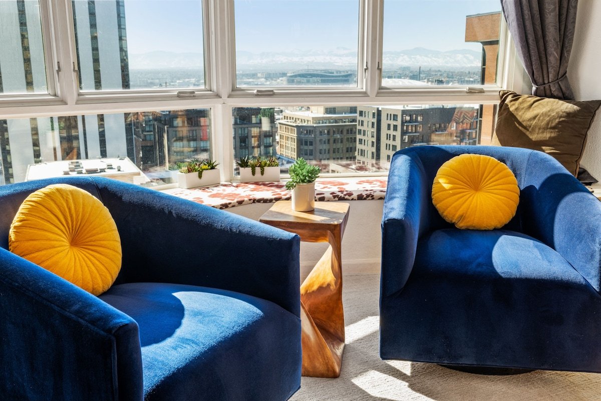 City Center Oasis: Prime Location with Views! gallery image 4