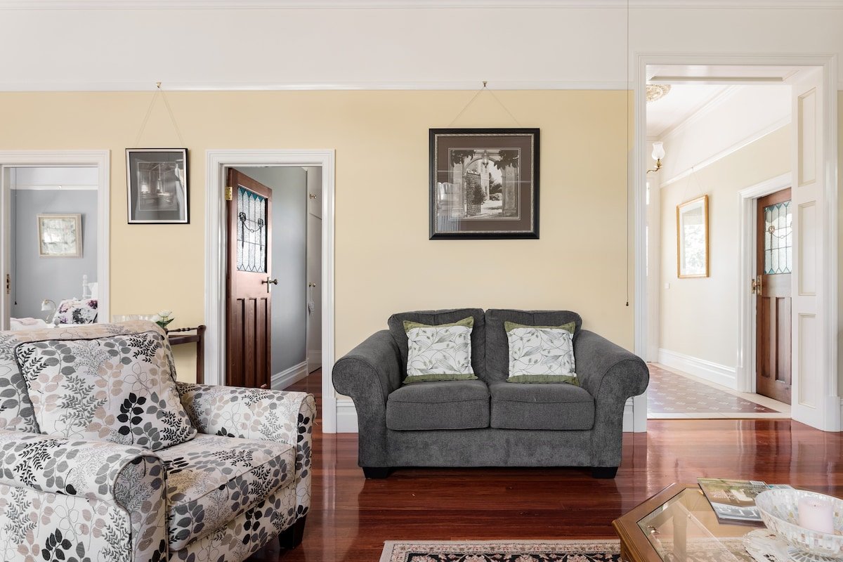 Stately Home with Gardens in Lilydale gallery image 4