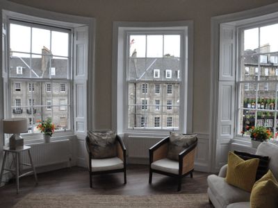 Large and bright 2nd floor city centre apartment