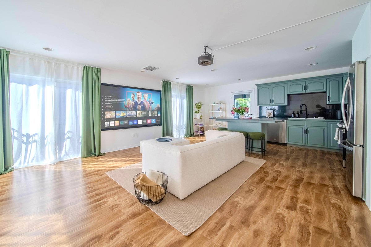 Steps to Beach | Private Rooftop| 100″Movie Screen