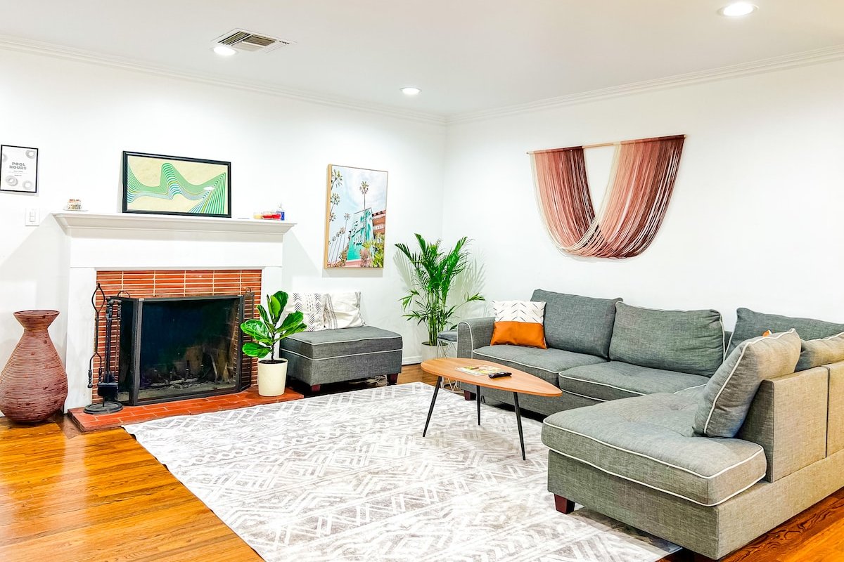 Private house with pool in LA gallery image 3