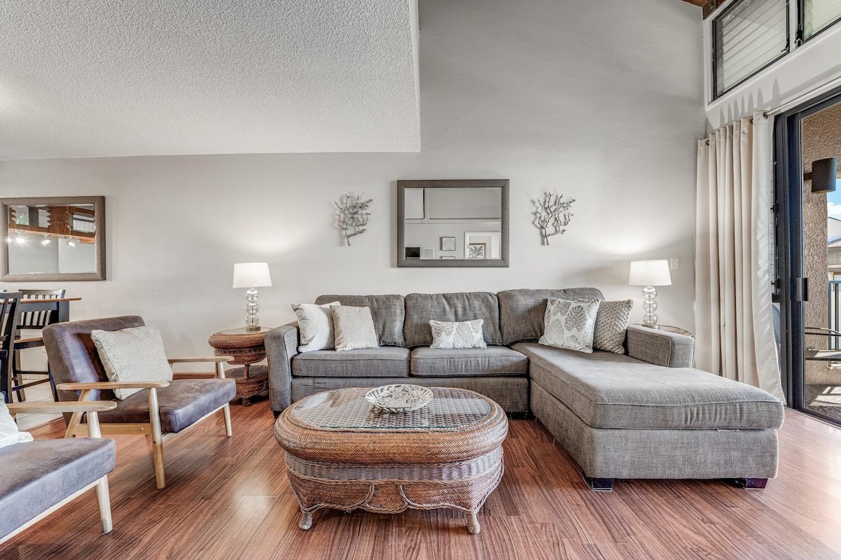 Large 3 Bedroom Condo Across From Beach! Pool & Ho gallery image 5