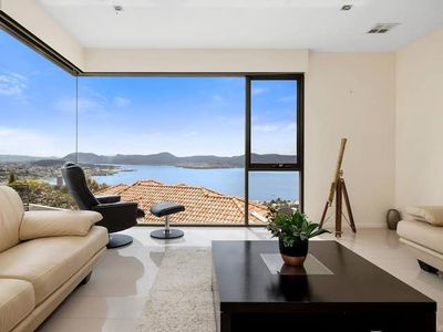 “The View” Luxury home 5 bed/3 bath 3km to Casino.