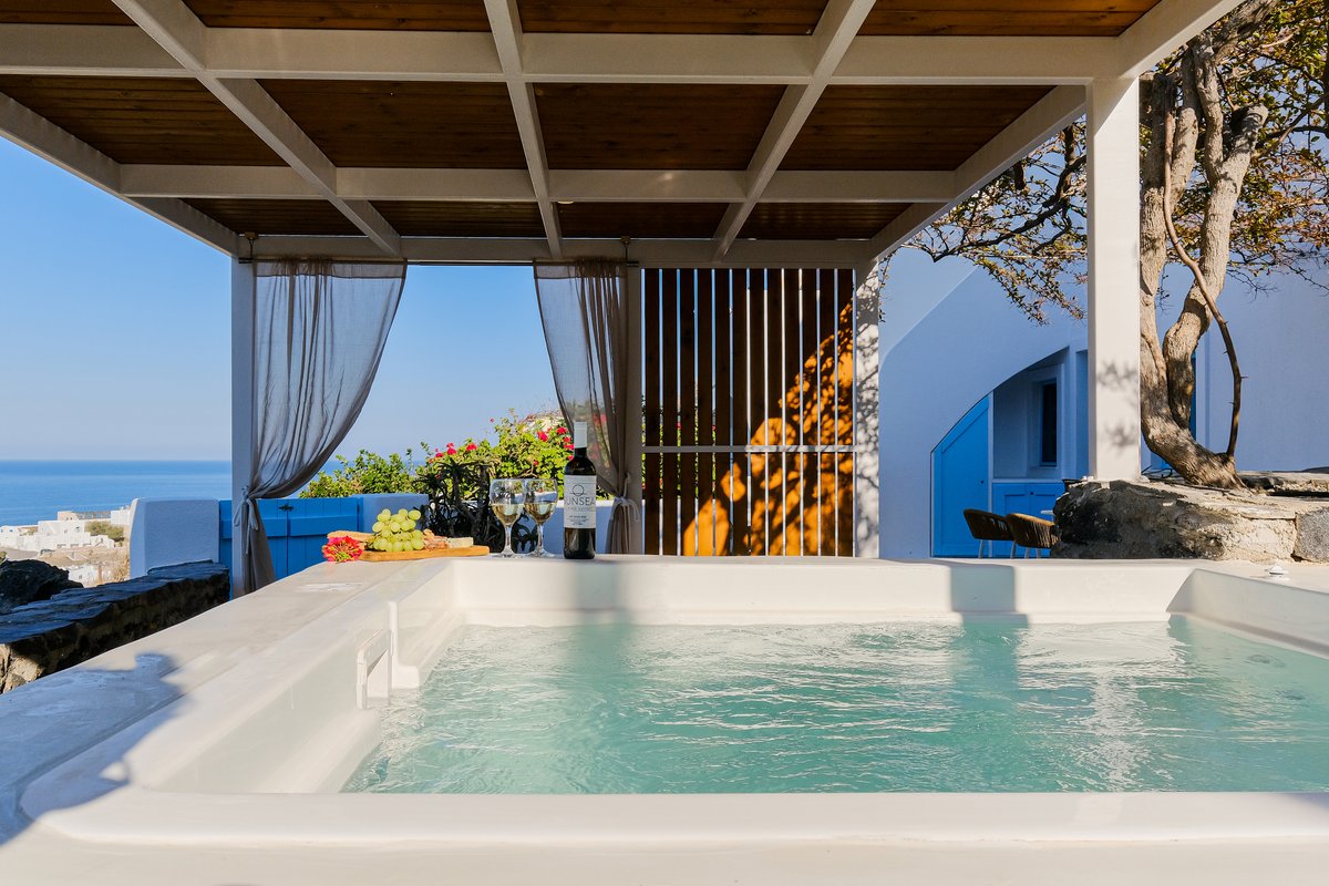 Villa with Outdoor Heated Jacuzzi