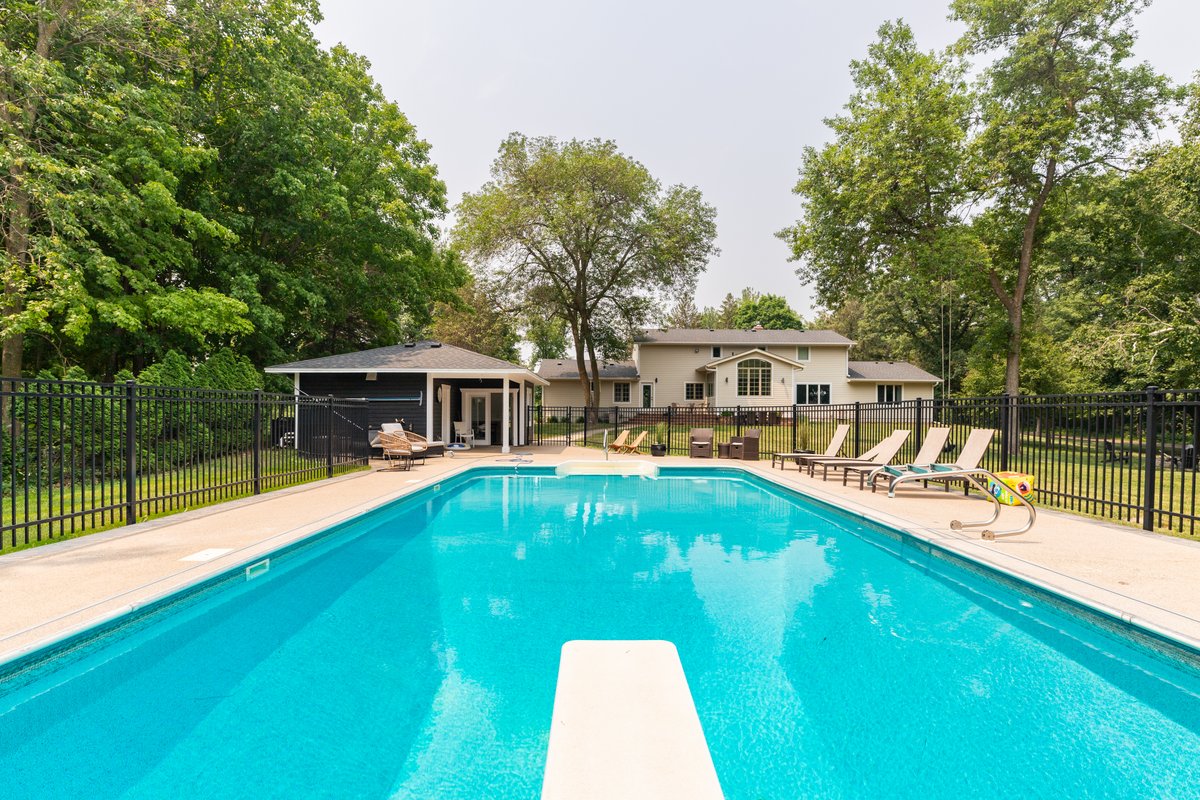 Pool, sauna, pickle ball & privacy. Sleeps 18.