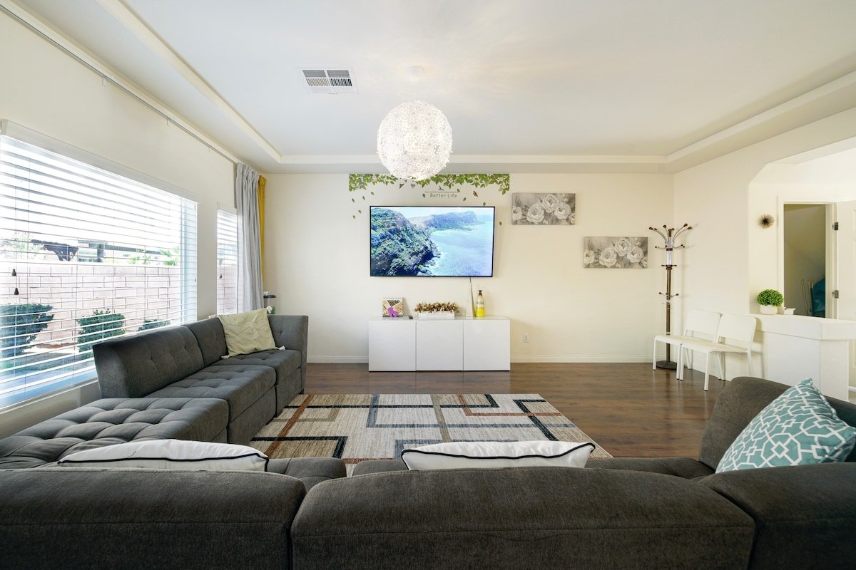 Holiday specials/ 5BR 10 min to airport &strip gallery image 3