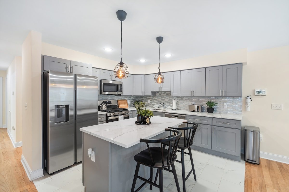 Chic New Build 3BR | Near EWR, NYC & MetLife gallery image 4