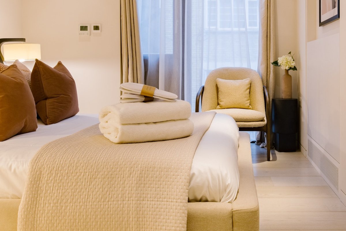 Luxury 4-Storey Mews Home gallery image 3