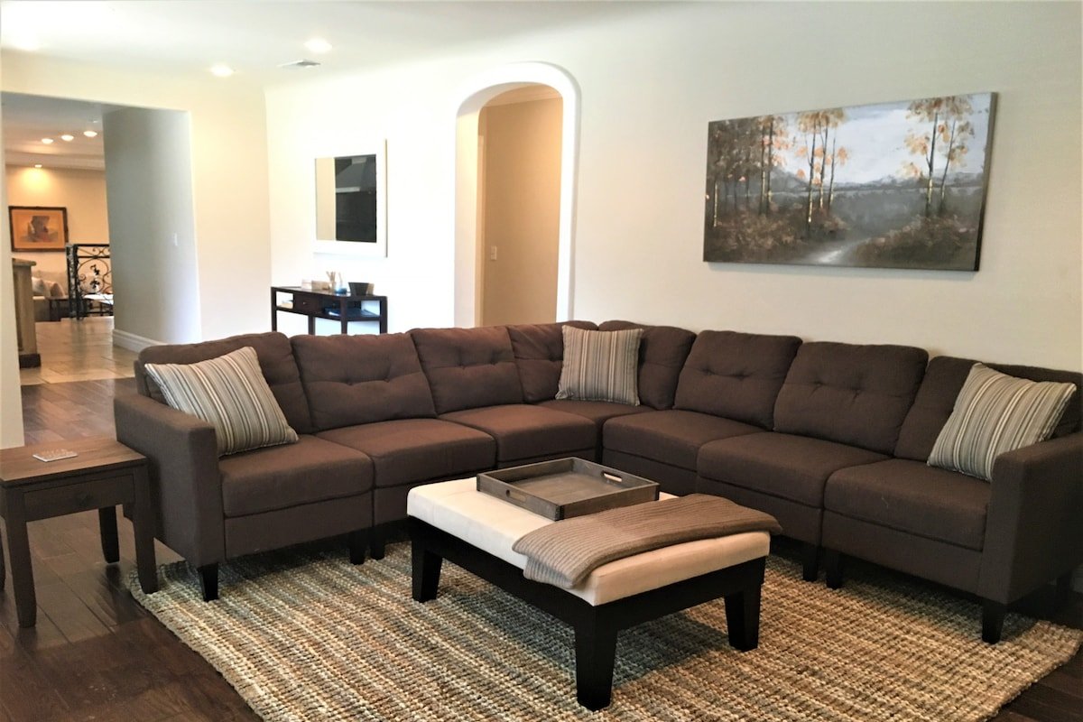 Spacious Luxury Home in Sherman Oaks gallery image 4