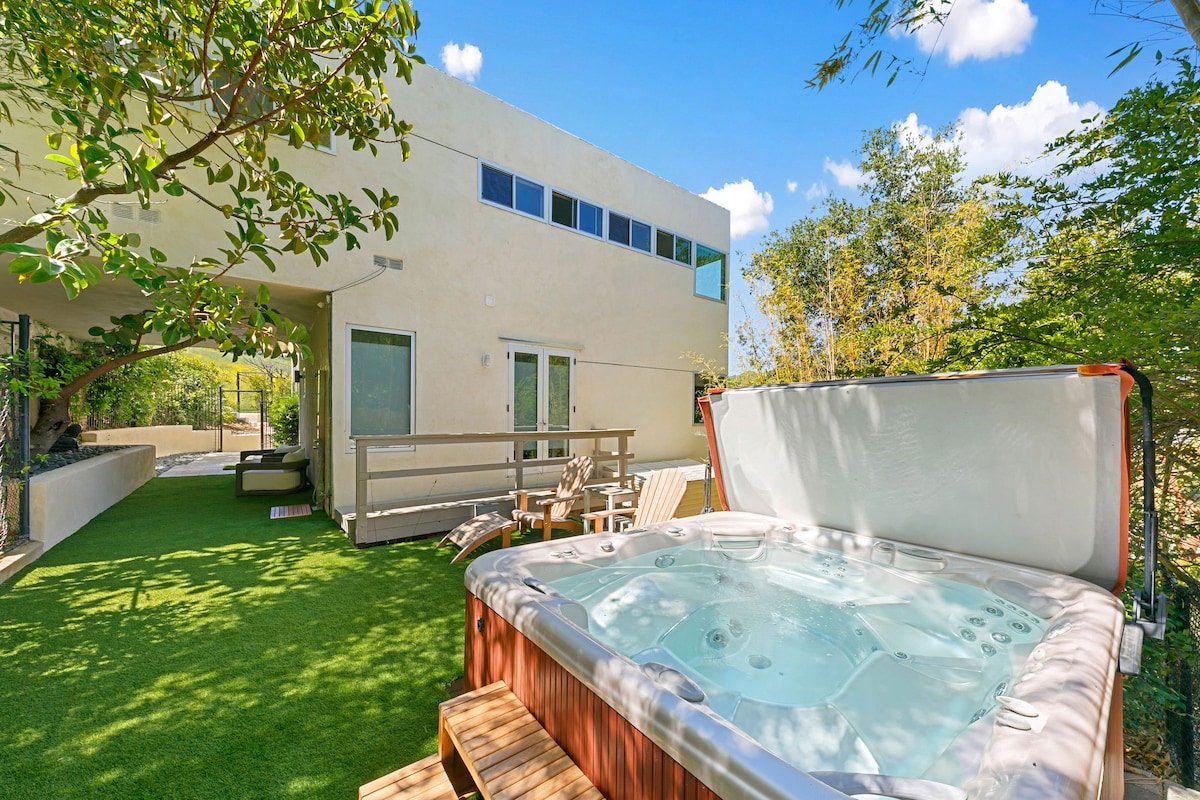 Malibu Retreat w/ Hot tub & Outdoor living gallery image 4