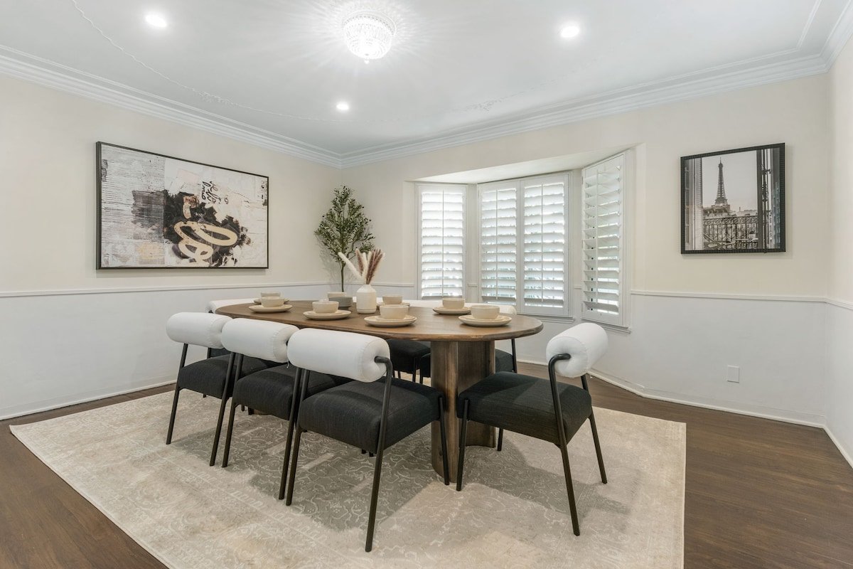 Luxury LA Vacation Getaway + Parking +Gated Yard gallery image 4