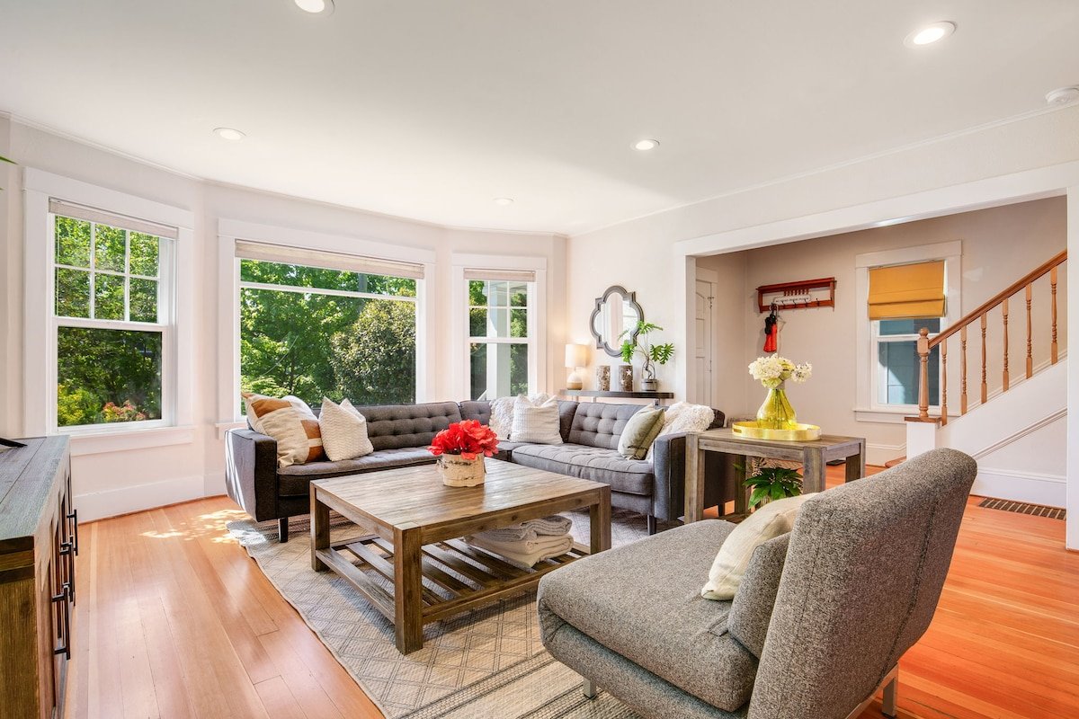 Charming Queen Anne Retreat gallery image 2