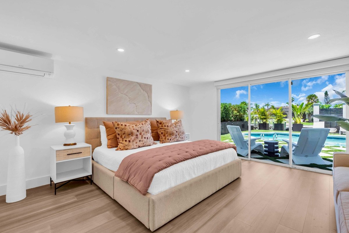 Tampa Luxe Waterfront Private Pool, Hot Tub & More gallery image 4