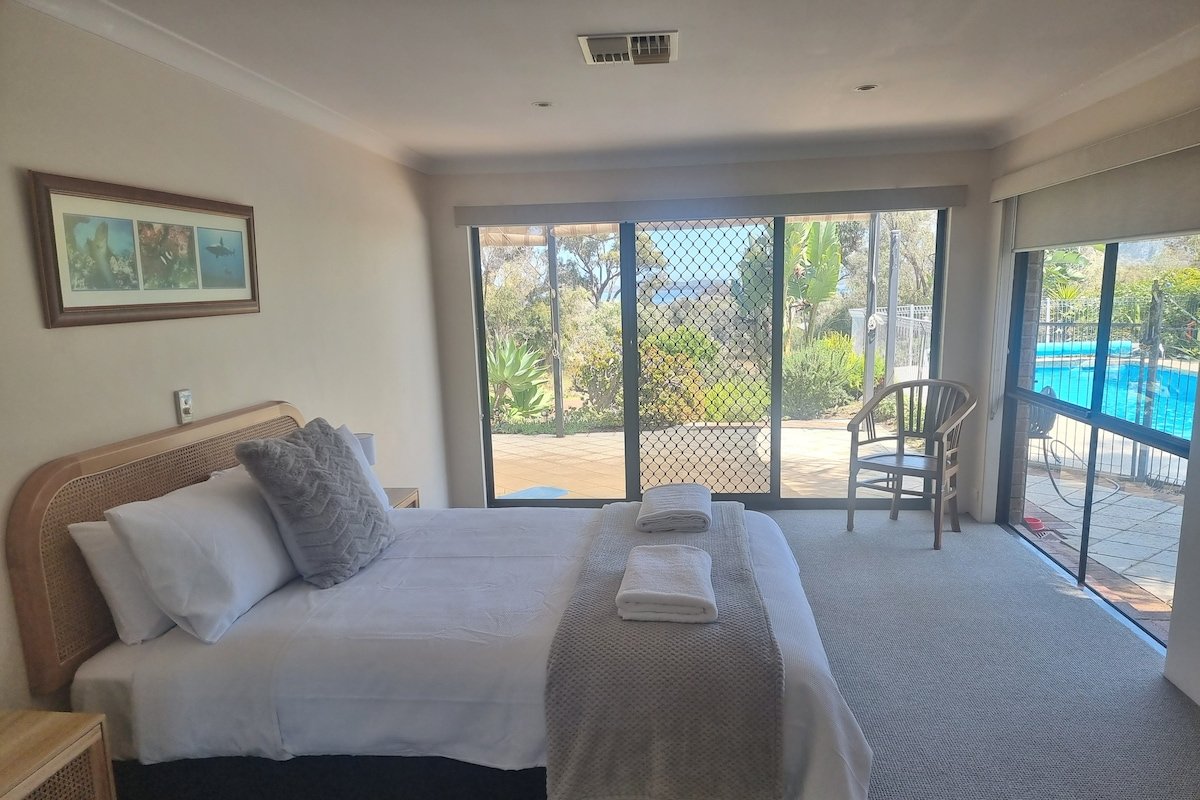 Estuary water views 4bedroom home with pool gallery image 3