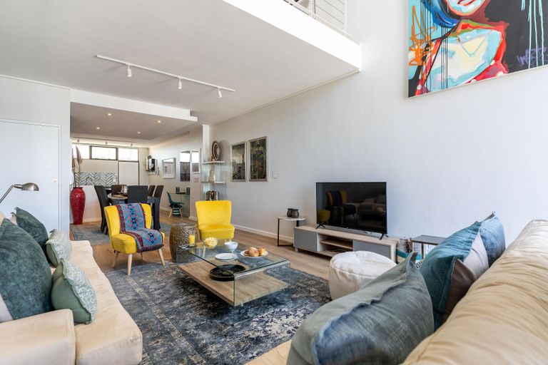 Urban Palette - Modern & Artistic Green Point Apt