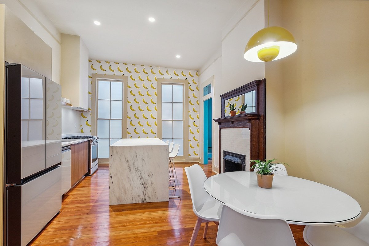 St Charles Ave Stunner on streetcar, this is it! gallery image 2