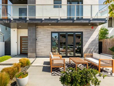 Luxury Modern Beach Retreat-block to beach/dining!