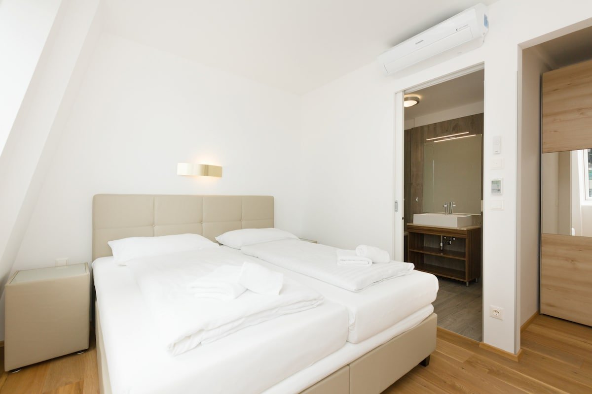 City Center Oasis: Luxe 5BR w/ AC, near River gallery image 3