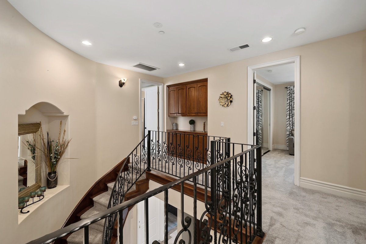 101 Big Beautiful Home-Heated Pool & HUGE Spa gallery image 5