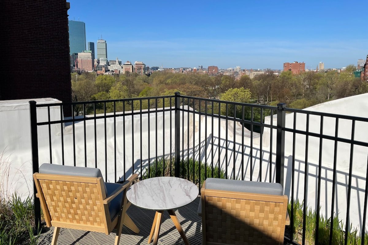 Huge great room for entertaining. 3 bed 3 bath lux gallery image 3