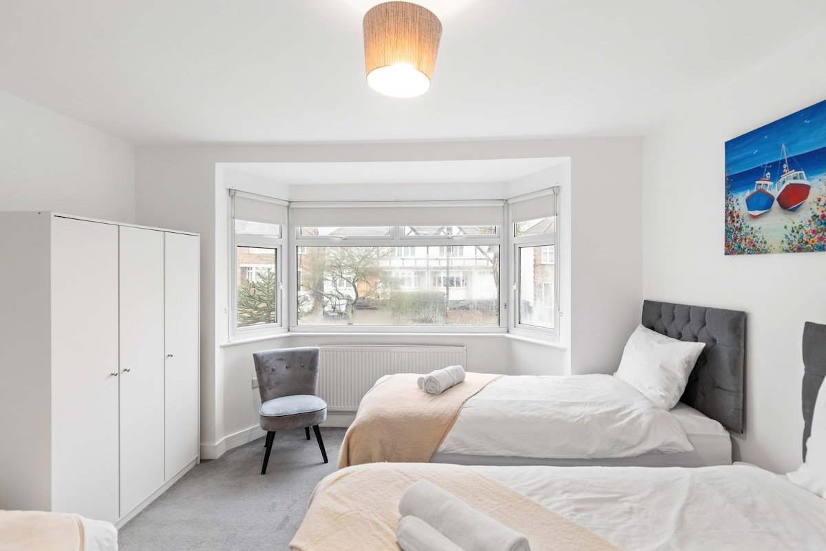 Modern 4-Bed Home Perfect for Groups in London gallery image 2