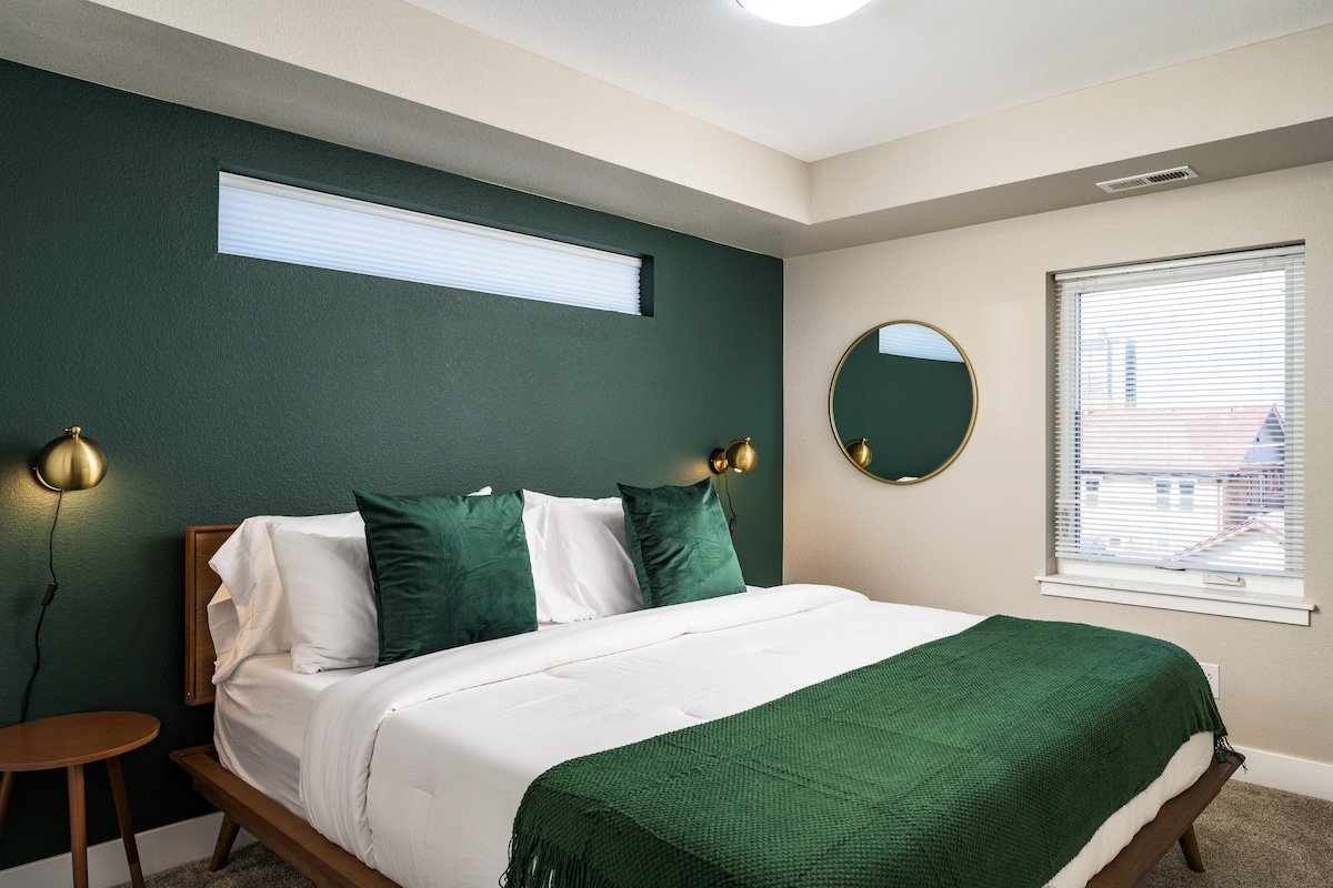 Spacious 6BR with Game and Movie Room! gallery image 3