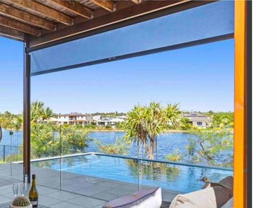 Serenity SEA LAKE HOUSE Pet Friendly, pool on lake