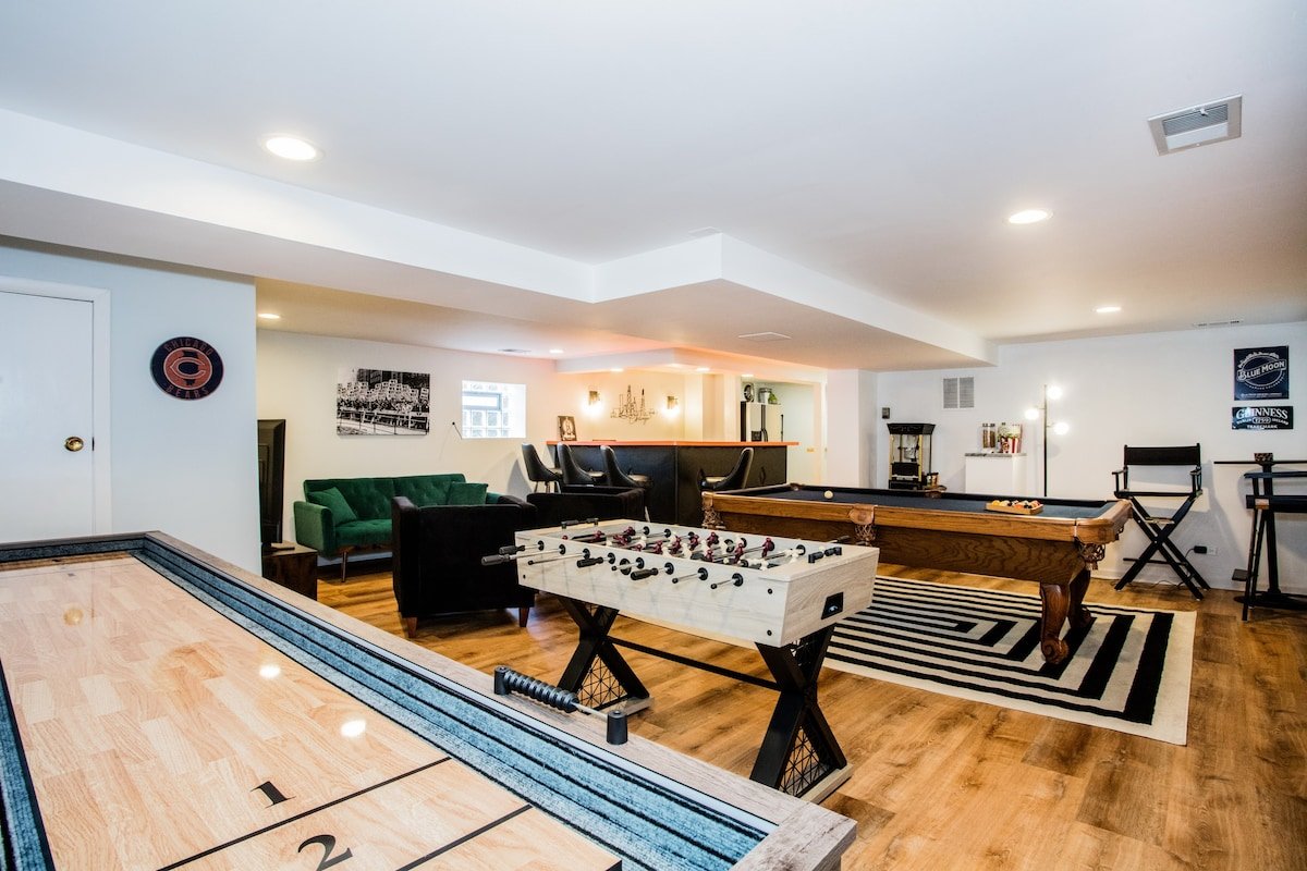 Lovely 6 Bd Retreat w/ Game Room, Back Deck & Bar gallery image 3