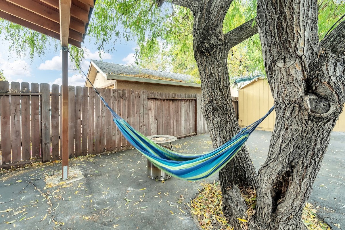 3b2a Haven Downtown SJ, spacious onsite parking gallery image 5