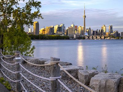 Luxury 3 bed Steps from CN/ Rogers/ Parking