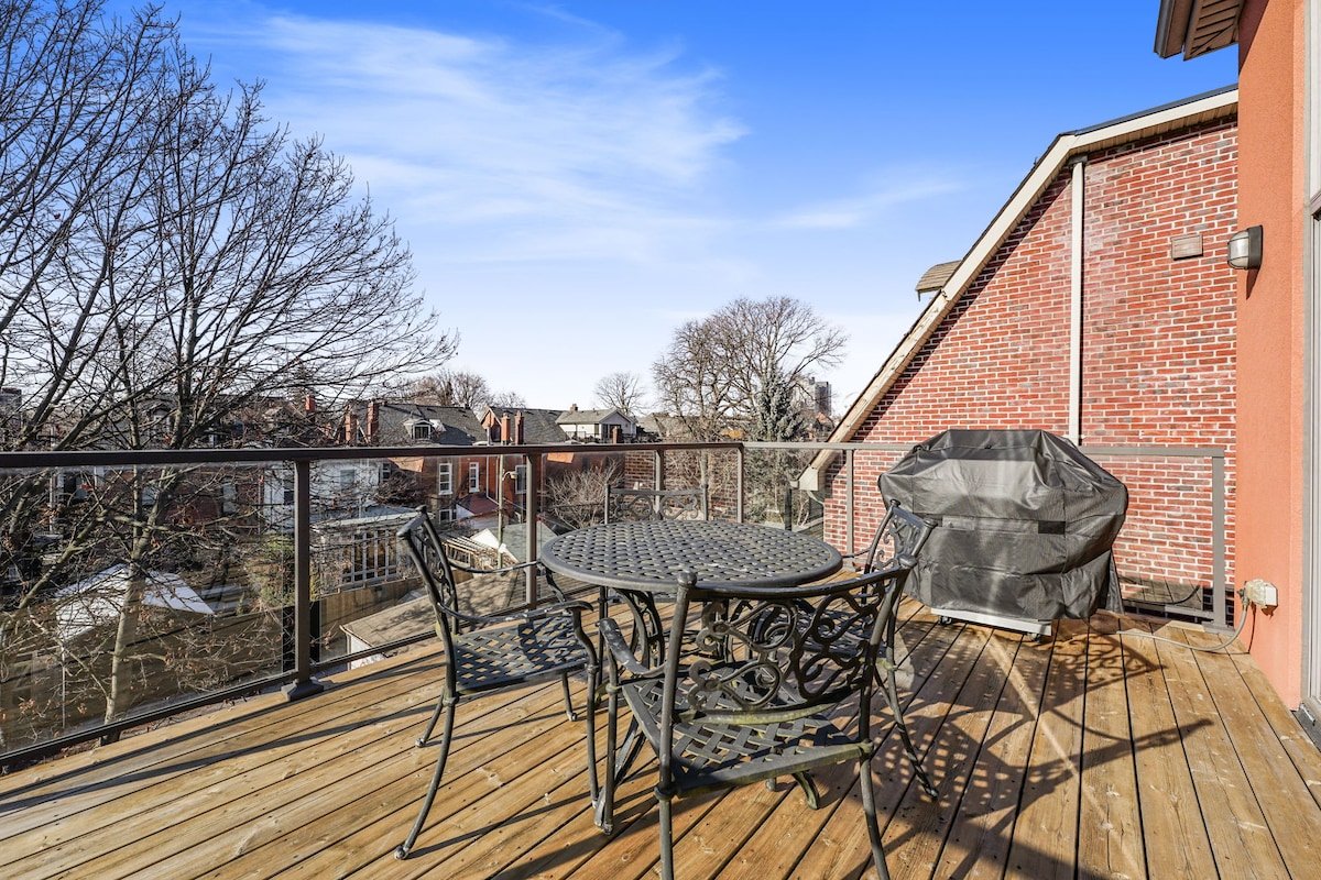 Downtown Modern Loft – 2 Car Parking & Terrace! gallery image 5