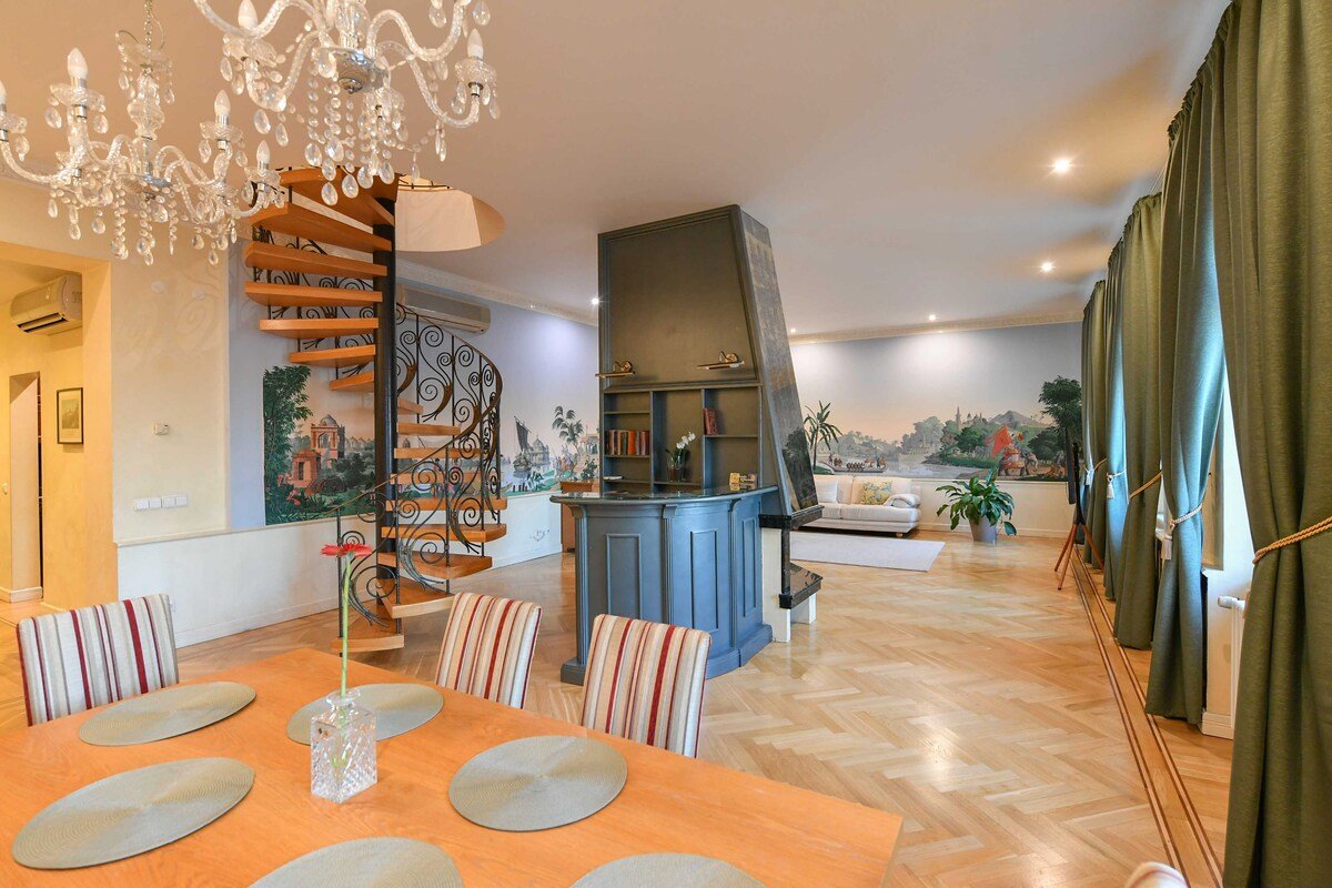 Neo-baroque Apartment with a View gallery image 5