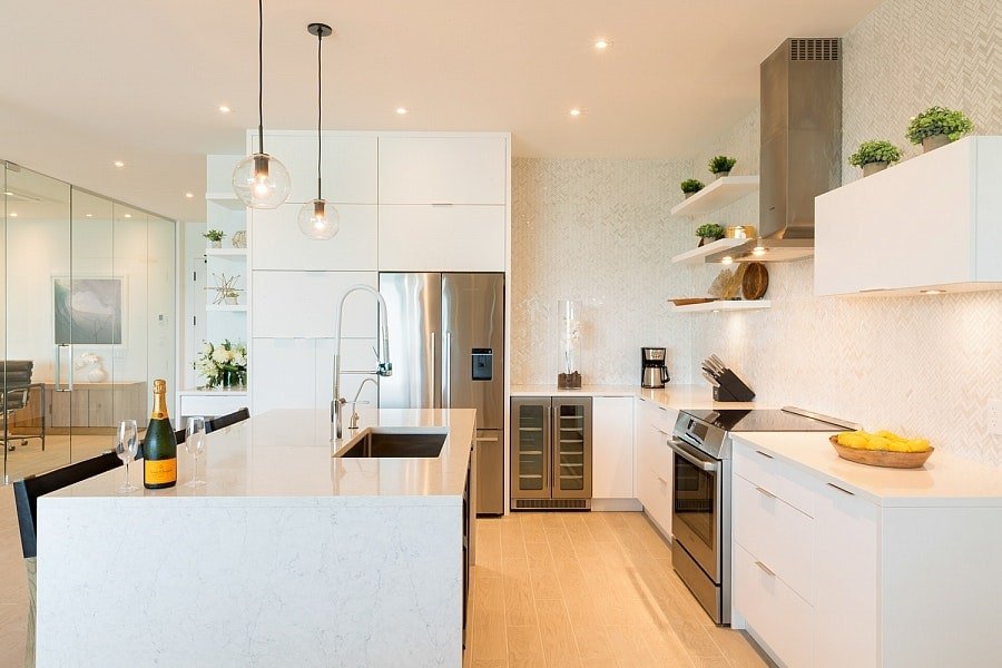 Breathtaking 2 Bedroom Penthouse on the ocean! gallery image 4