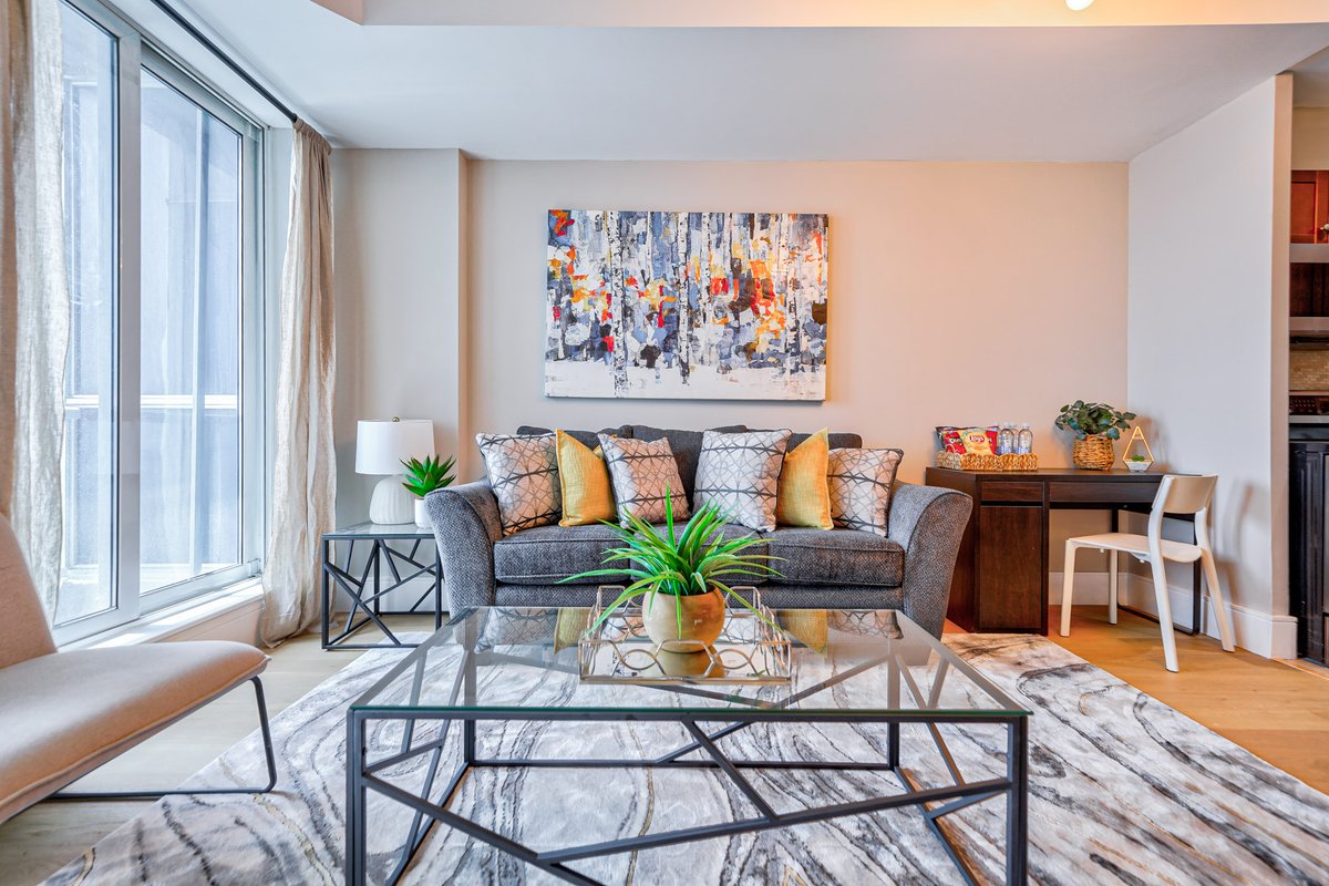 2 BDRM/2BTH with Parking/Union Station/ACC