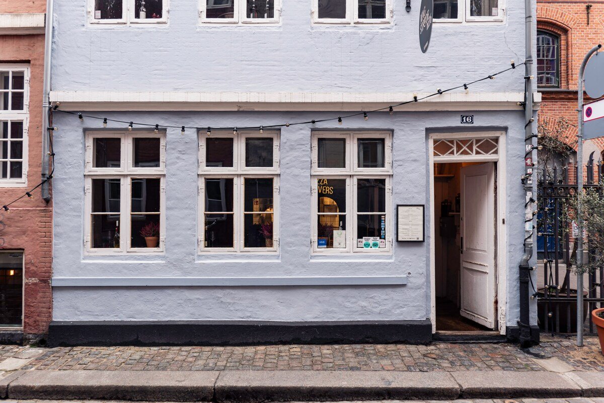 Unique 4-level townhouse w/ Terrace gallery image 4