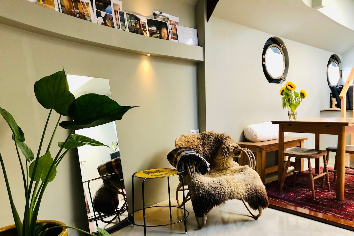 Houseboat Tante Piet 2 bedrooms & 2 bathrooms gallery image 2