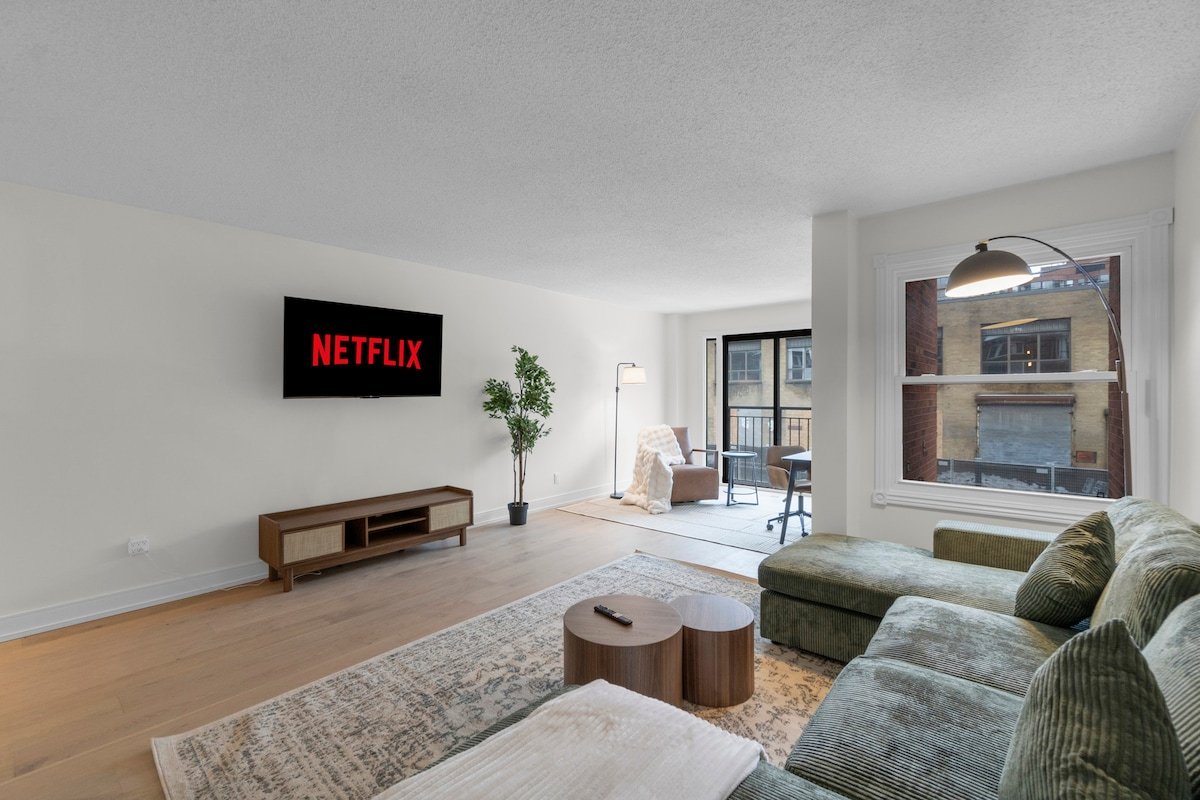 NEW! 6 Beds – Slps10/FREE Parking/Downtown/Gym gallery image 4