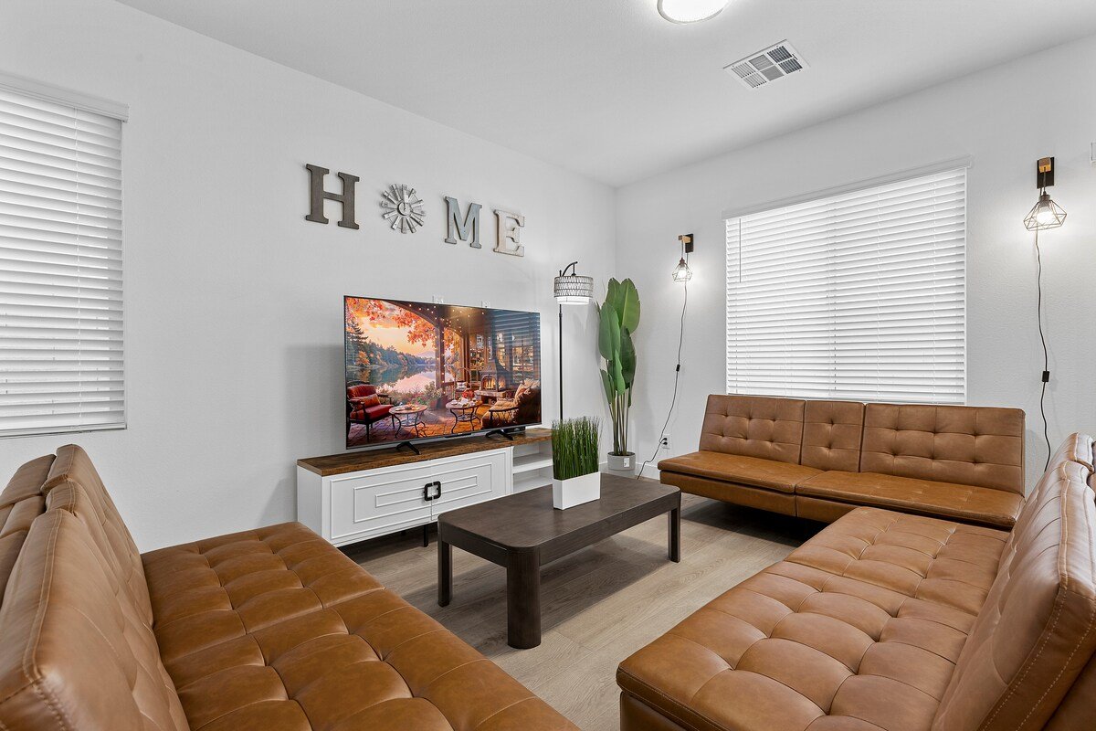 Holiday specials ｜Luxury Retreat: 5BR Home gallery image 5