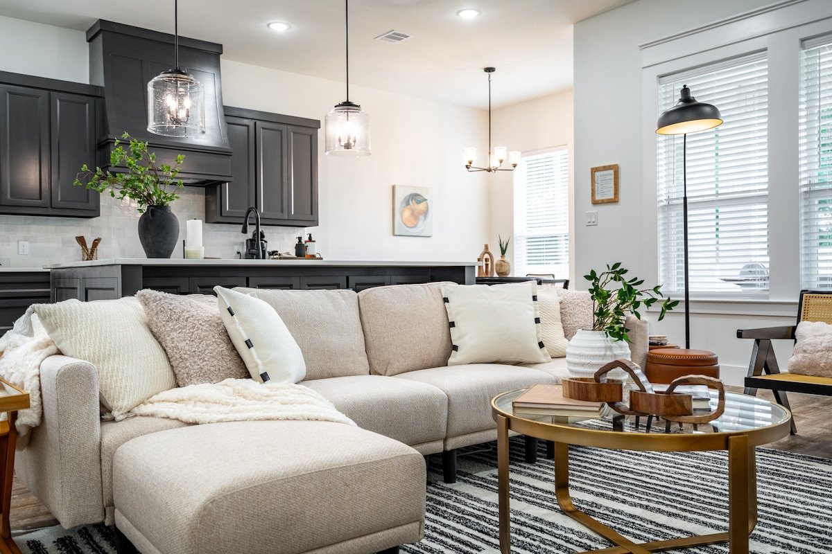 Expertly Designed Home w/ Fire Pit + Telescope gallery image 2