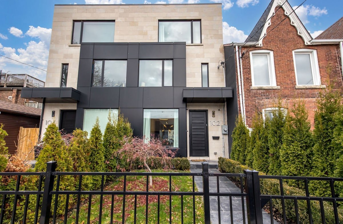 Luxury Modern Downtown House gallery image 2