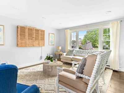 Walk to Seawall & Dining, Beach Passes included!