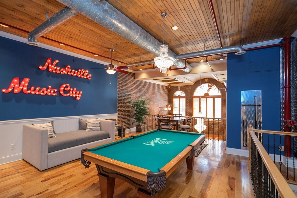 Spacious downtown condo w/ hot tub & deck