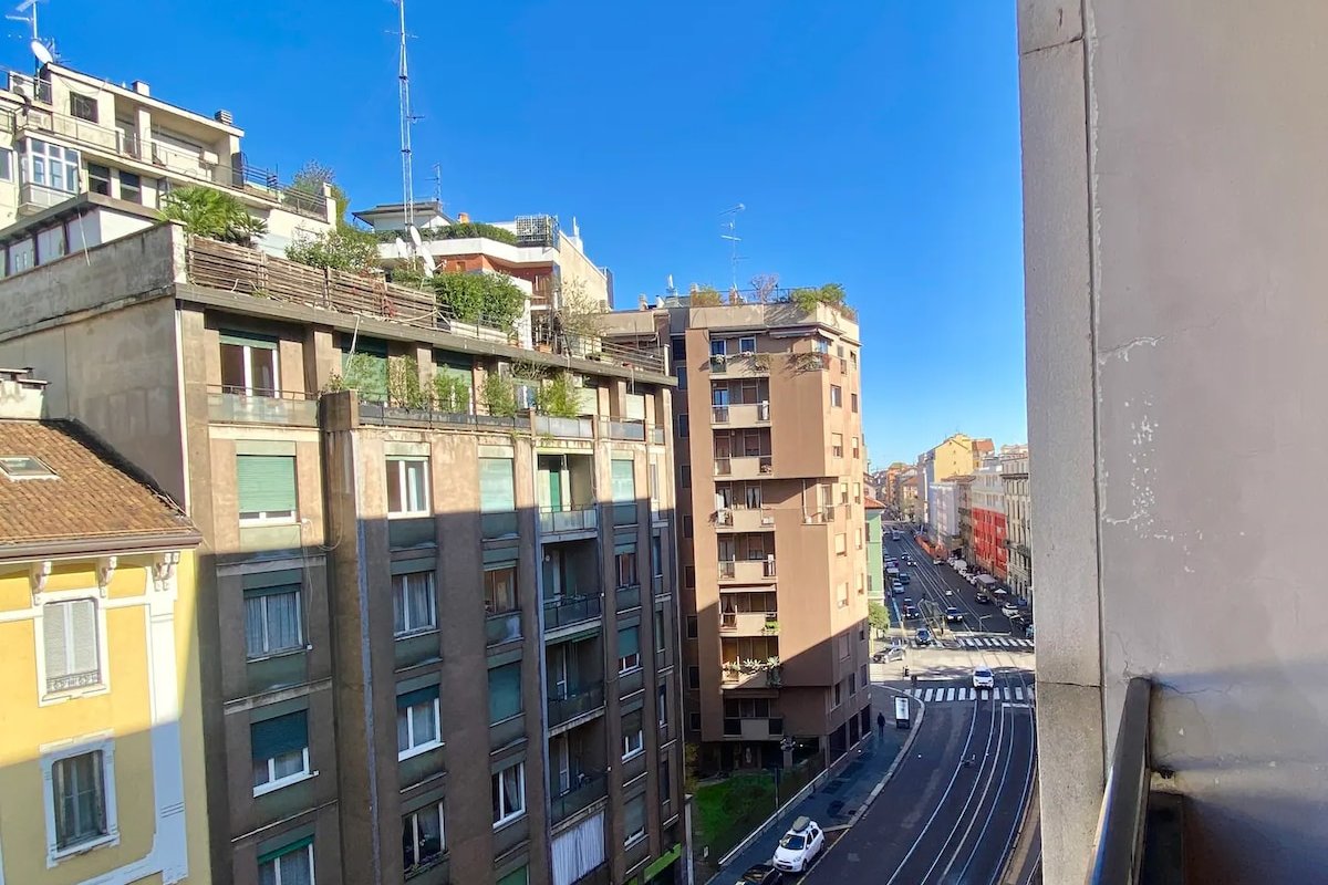 Amazing 3 Rooms Bocconi Apartment – 1.6 km Duomo gallery image 5