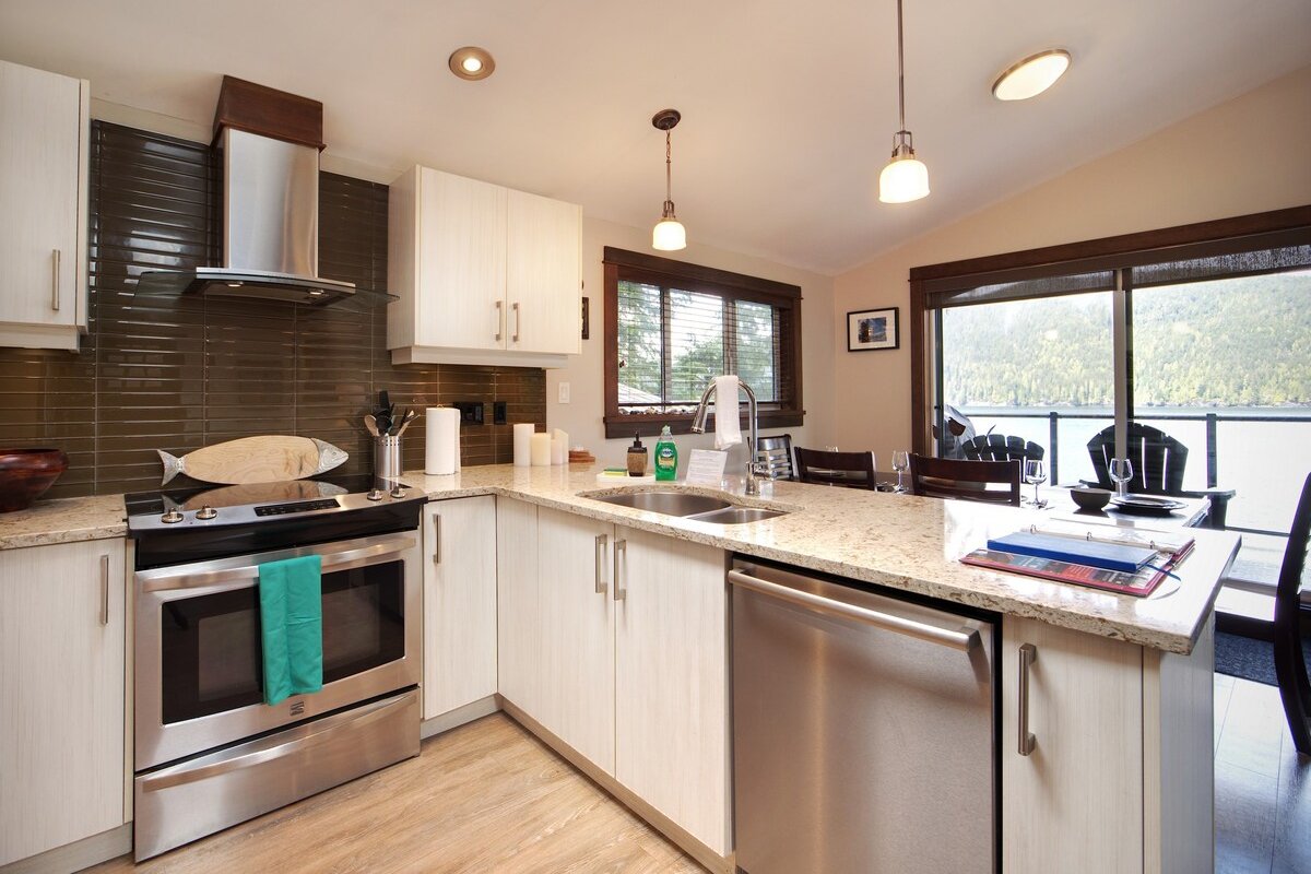 Hera’s Cove| Oceanfront Oasis + Pet Friendly gallery image 4